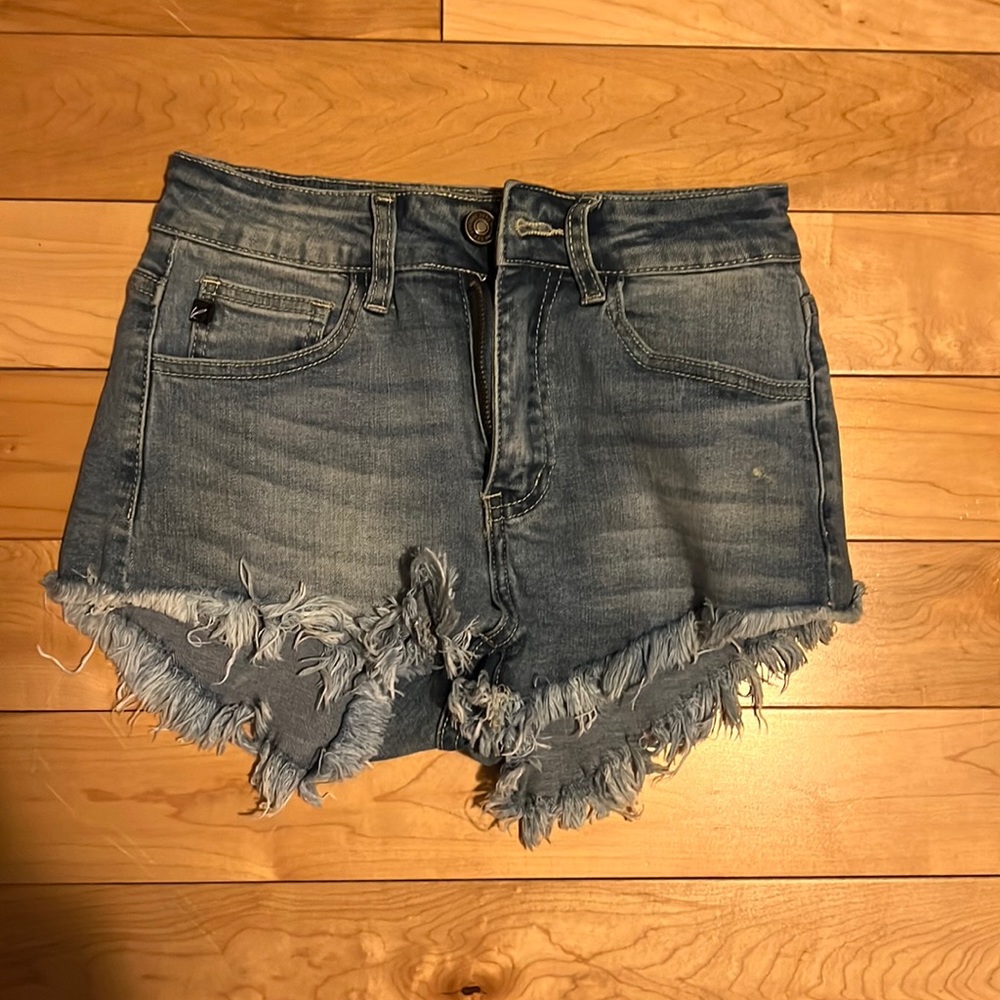Size 0 kancan Jean shorts. Great condition!